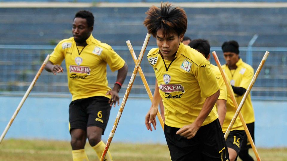 Gelandang bertahan Arema Cronus, Juan Revi (kanan), ketika menjalani sesi latihan tim di Stadion Kanjuruhan, Malang, Jumat (18/07/14). Copyright: &copy; Ardiyansyah/INDOSPORT